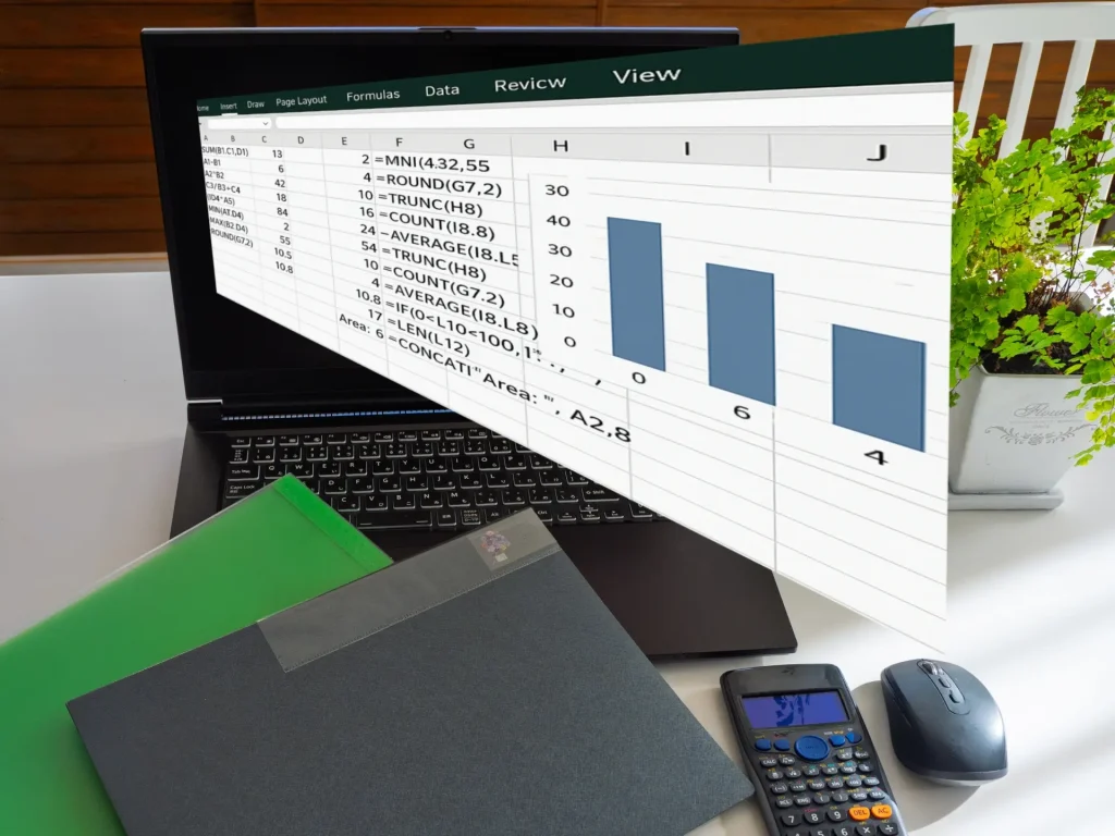 経営者いらずの経営推進室の伴走支援シーン。チームでパソコン画面を見ながら経営数値を確認している様子