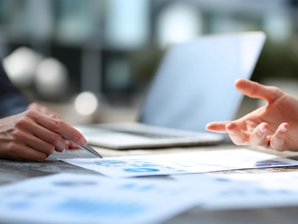 経営者いらずの経営推進室の支援シーン。資料を見ながら経営課題や業務改善について打ち合わせしている様子