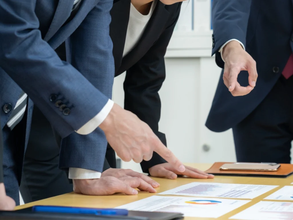 経営者いらずの経営推進室の支援風景。資料を使って業務改善の説明をしている様子