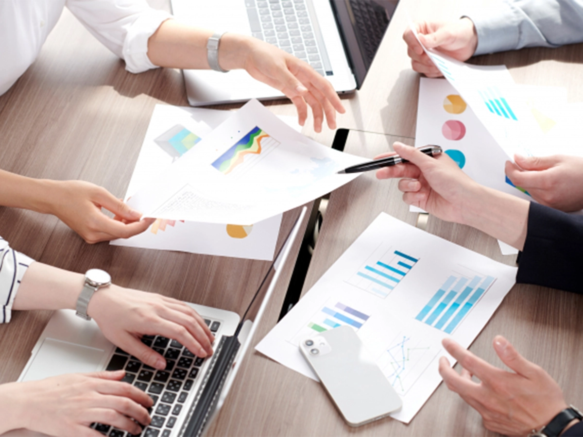 経営者いらずの経営推進室の支援イメージ。業務内容を整理し仕組み化を進める打ち合わせの様子