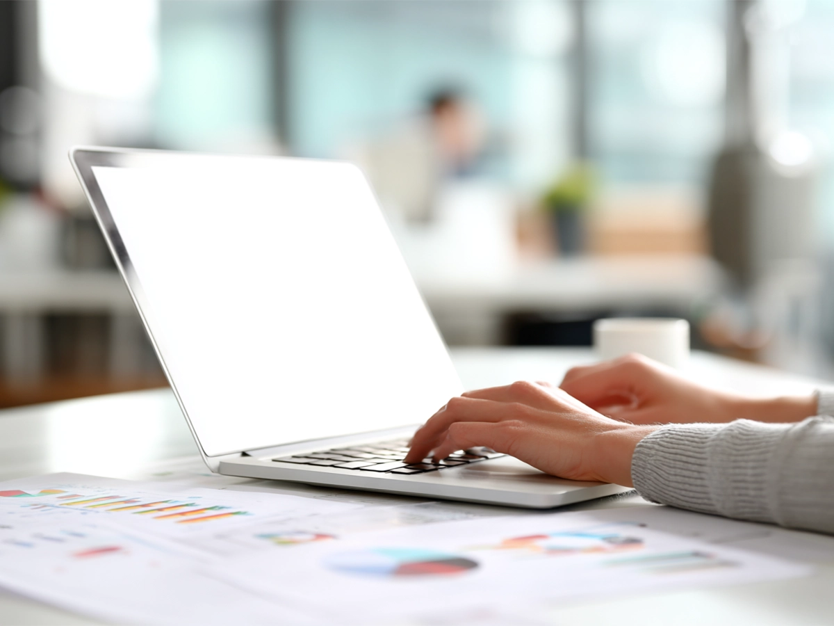 課題リストを確認しながらPDCA運用について打ち合わせをしている経営支援の様子